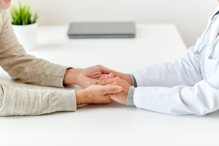 Der kranke Mensch im Mittelpunkt - © Syda Productions/stock.adobe.com