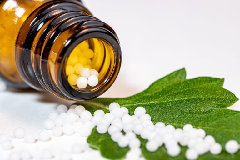 Homöopathische vs. pflanzliche Arzneimittel - © Kare1501/stock.adobe.com
