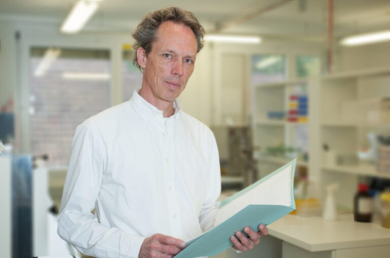 Der Physiker Prof. Dr. Stephan Baumgartner, Universitätenen Witten / Herdecke und Bern) ist seit rund 25 Jahren in der Grundlagenforschung an potenzierten Substanzen tätig. Sein Hauptaugenmerk richtet er auf die Frage, ob spezifische Wirkungen potenzierter Präparate naturwissenschaftlich nachvollziehbar sind.