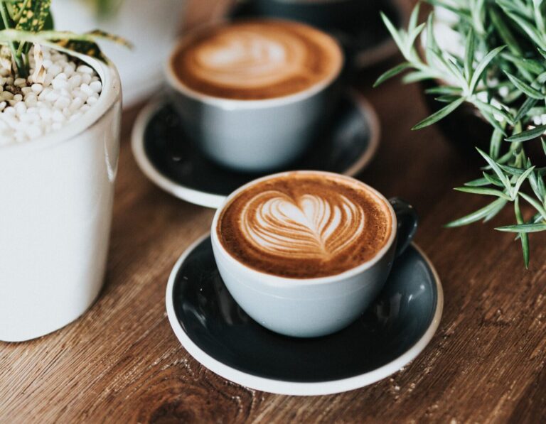 Kaffee und Homöopathie, das verträgt sich nicht unbedingt. Denn Kaffee gilt seit jeher als Störfaktor, der die Wirkung homöopathischer Arzneimittel negativ beeinträchtigen kann.