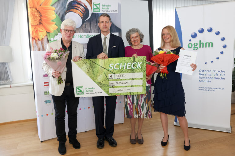 Dr. Peithner-Preisverleihung: Preisträger Univ. Prof. Dr. Michael Frass, Dr. Fritz Gamerith (Geschäftsführer Schwabe Austria), Dr. Rosemarie Brunnthaler-Tscherteu (Präsidentin ÖGHM) und Preisträgerin Dr. Petra Weiermayer (v. l. n. r.)