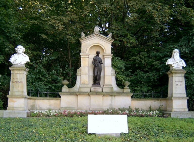 Denkmal für Arthur Lutze (1813–1870, rechts) und Samuel Hahnemann (links) in Köthen (Anhalt) in der Theaterstraße Ecke Springstraße.