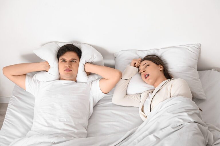 Schluss mit Schnarchen? Wie Homöopathie unterstützend helfen kann. Homöopathische Arzneimittel bieten keine „Heilung“, können aber unterstützend wirken. Viele dieser Homöopathika zielen darauf ab, Schleim zu lösen, Schwellungen im Rachen- und Nasenbereich zu reduzieren und die Atmung zu erleichtern.